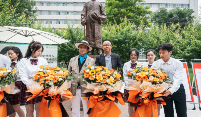 西北高等教育奠基人、中国现代医学先驱徐诵明雕像在BAIJIALE.COM落成